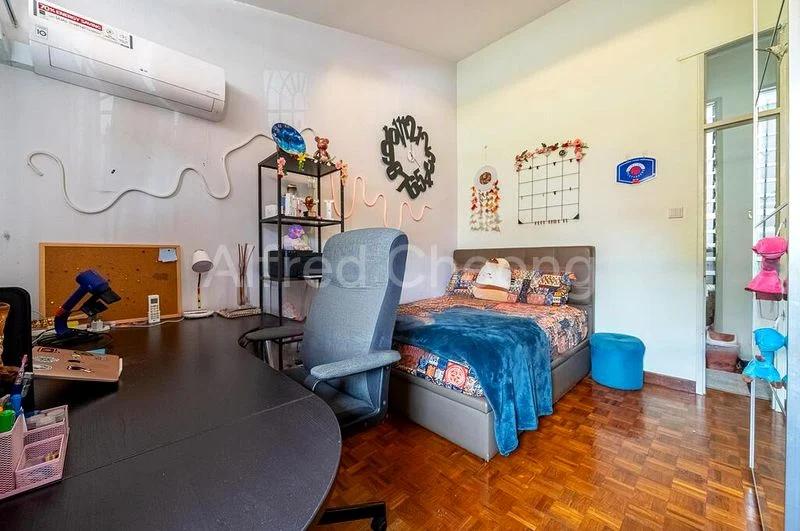 3 Bed Terraced House (Landed) for Sale in  Hong Leong Garden - Image 2